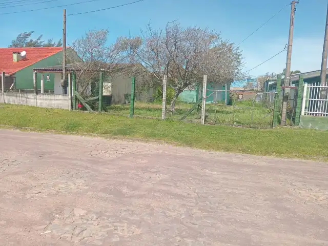 UMA CASA E SEU RESPECTIVO TERRENO URBANO, situado no Balneário Magistério