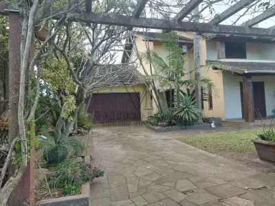 LOTE 600 - UM IMÓVEL RESIDENCIAL EM ALVENÁRIA COM AREA DE 196,77m² NA PRAIA CURUMIM EM CAPÃO DA CANOA.