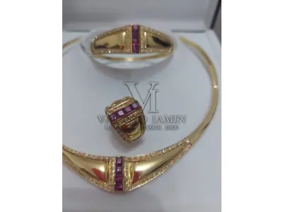 LOTE 622 - 01(uma) Gargantilha de 18K e Brilhante Rubi, 01(uma) Pulseira de 18K e Brilhante Rubi  e 01(um) Anel de 18K e Brilhante Rubi