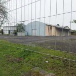 LOTE 619 - IMÓVEL: UM TERRENO EM FORMA RETANGULAR, com um prédio em Alvenaria como parte integrante do engenho e depósitos e demais prédios anexos para escritório, garagem e demais benfeitorias, com área construída de aproximadamente de 1.450,06m²