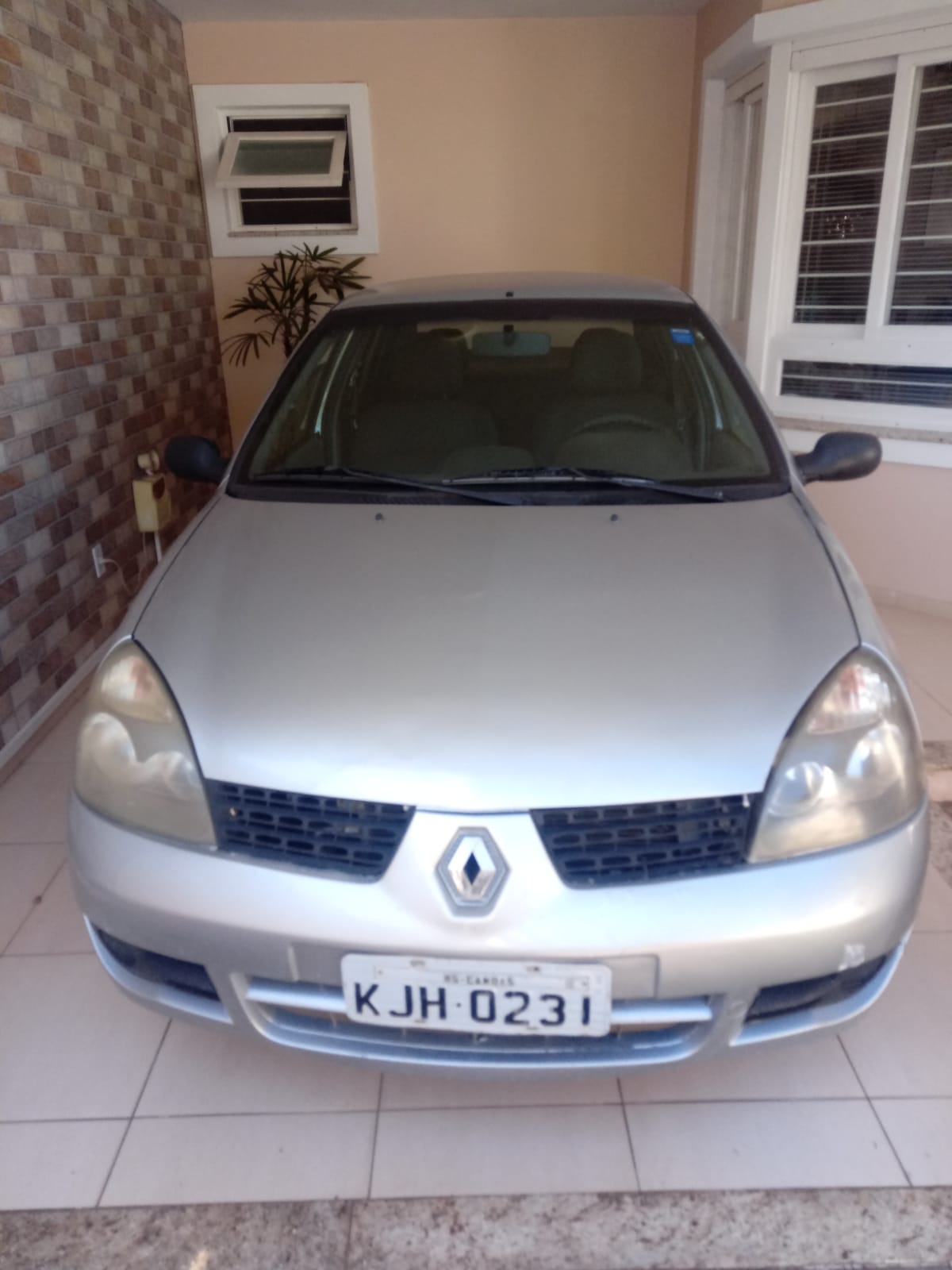 UM VEICULO RENAULT/CLIO