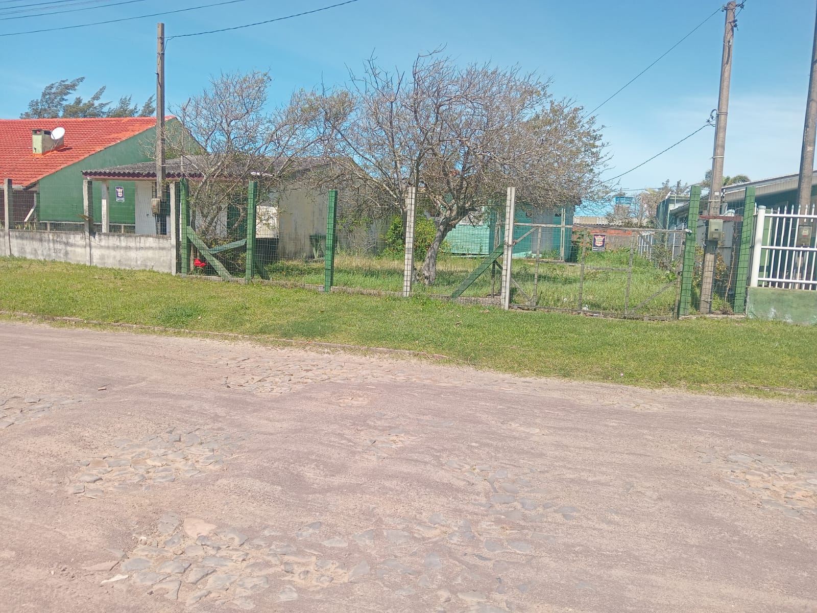UMA CASA E SEU RESPECTIVO TERRENO URBANO, situado no Balneário Magistério